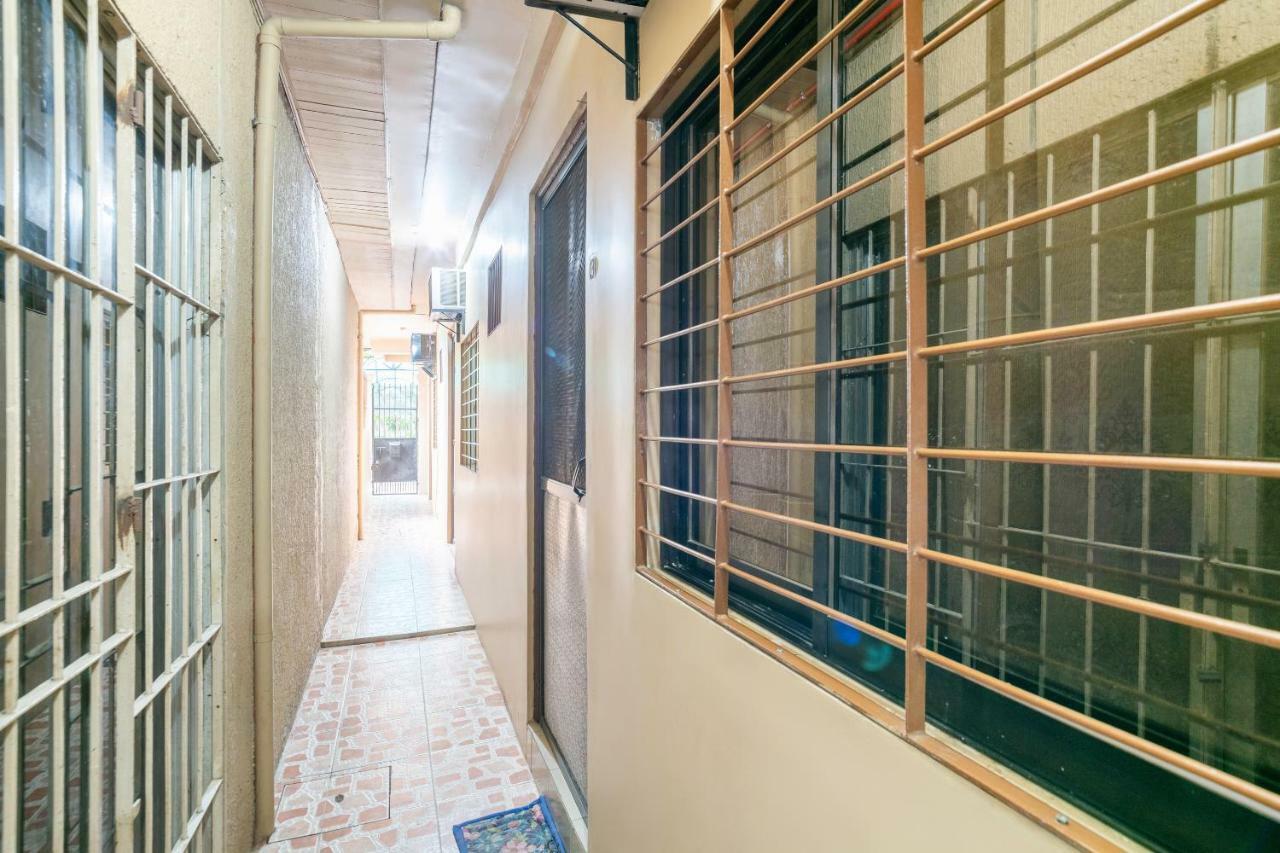 Conrado'S Apartelle Paranaque City Eksteriør billede